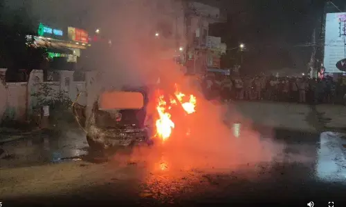 Raipur News: चलती कार में लगी आग, ड्राइवर ने कूदकर बचाई जान, देखें वीडियो