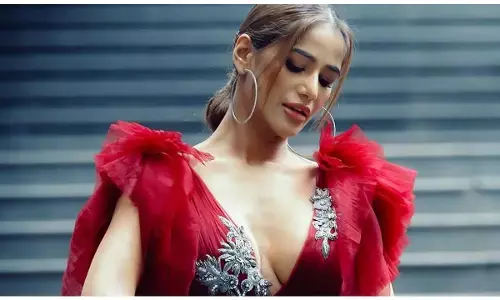 Poonam Pandey Photo: पूनम पांडे ने रेड ड्रेस पहन सोशल मीडिया पर मचाया तहलका, तस्वीरें देख फैंस बोले- रेड हॉट ब्यूटी...