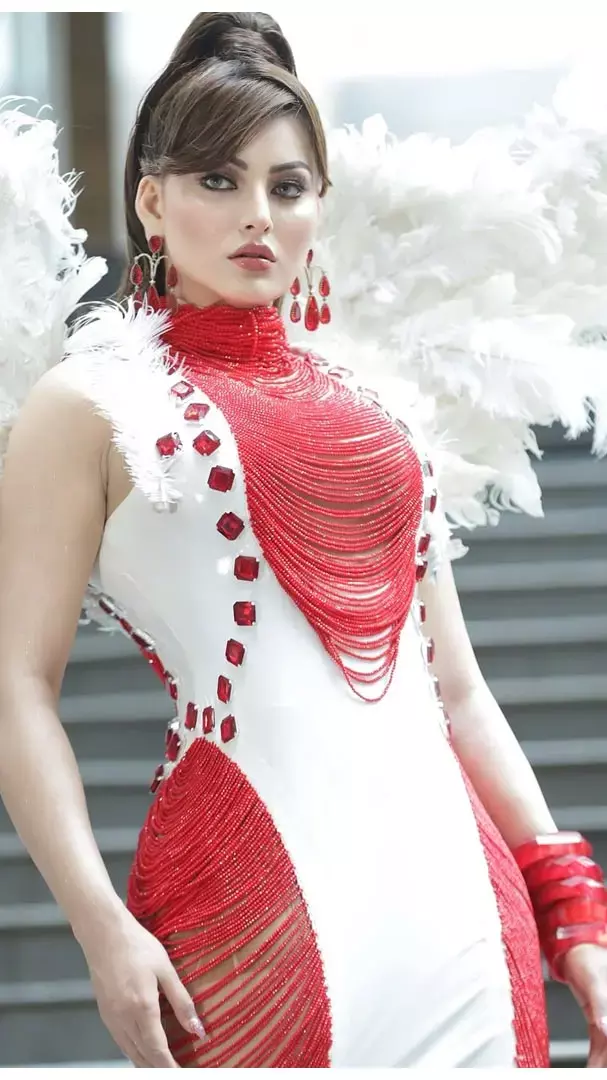 Urvashi Rautela Photo: एंजेल बन उर्वशी रौतेला दिखाया ऐसा जलवा, लुक देख फैंस के उड़े होश...
