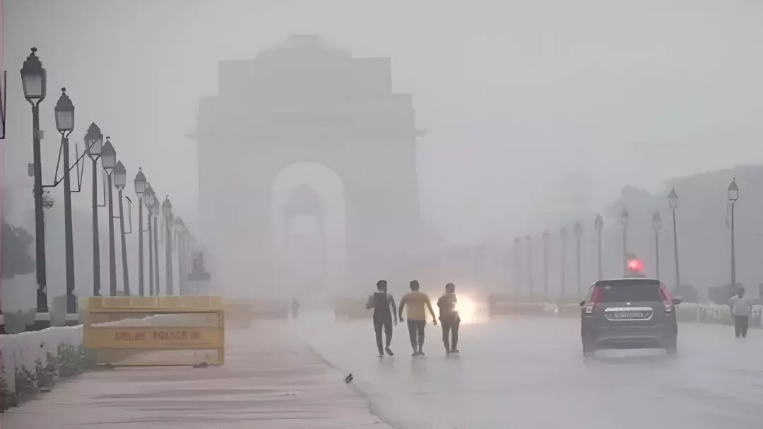 Delhi Weather Update: दिल्ली में बदला मौसम का मिज़ाज, सुबह की हवा में ठंडक, AQI में सुधार, जानें अगले 3 दिन का हाल