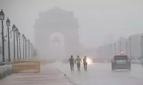 Delhi Weather Update: दिल्ली में बदला मौसम का मिज़ाज, सुबह की हवा में ठंडक, AQI में सुधार, जानें अगले 3 दिन का हाल