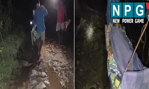 Bastar News: खाट के सहारे बची महिला की जान: सड़क नहीं होने के कारण 4 किलोमीटर दूर रुकी एम्बुलेंस, परिजनों ने खाट पर लादकर पहुंचाया
