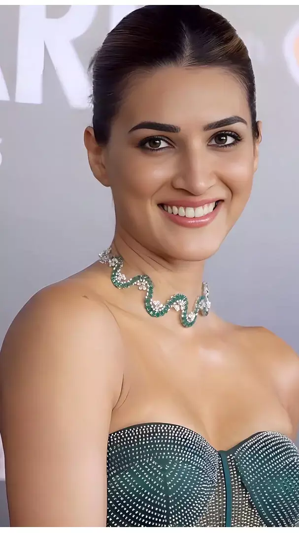 Kriti Sanon को ऑफ शोल्डर गाउन में लट्टू हुए लोग, देखिए...