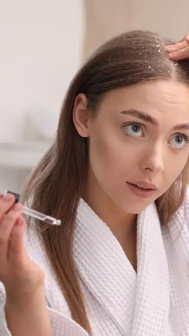 Kis Vitamin Ki Kami Se Dandruff Hota Hai: शरीर में किस विटामिन की कमी से डैंड्रफ होता है?