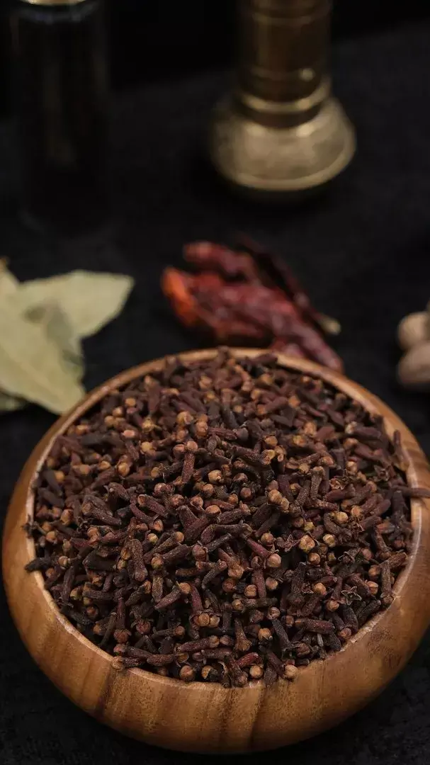 Jyada Laung Khane Ke Nuksan: किन लोगों को नहीं खानी चाहिए लौंग? हो सकता है जानलेवा
