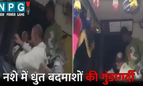 Bastar News: नशे में धुत बदमाशों की गुंडागर्दी...ओवरटेक कर बस के सामने रोकी कार, फिर ड्राइवर को बुरी तरह से पीटा, Video हुआ वायरल