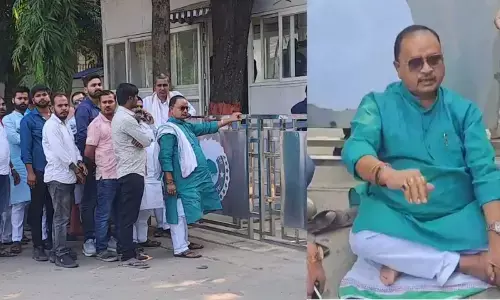 बिहार चुनाव 2025: टिकट कटने के डर से बच्चों जैसी हरकत, CM आवास के बाहर धरने पर बैठे JDU विधायक, इन्होने दी इस्तीफे की धमकी