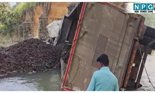Jashpur Accident News: हाइवा और बस की हुई आमने-सामने भिड़ंत, टक्कर के बाद पुल से नीचे गिरी हाइवा, चालक की मौत, 1 की हालत गंभीर