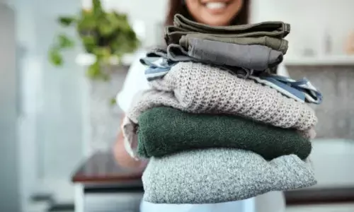 क्या आपके भी स्वेटर से आ रही है सीलन की बदबू? तो अपनाये ये 5 देसी ट्रिक्स; जो आपके कपड़ों को देगा नई जान और ताजगी