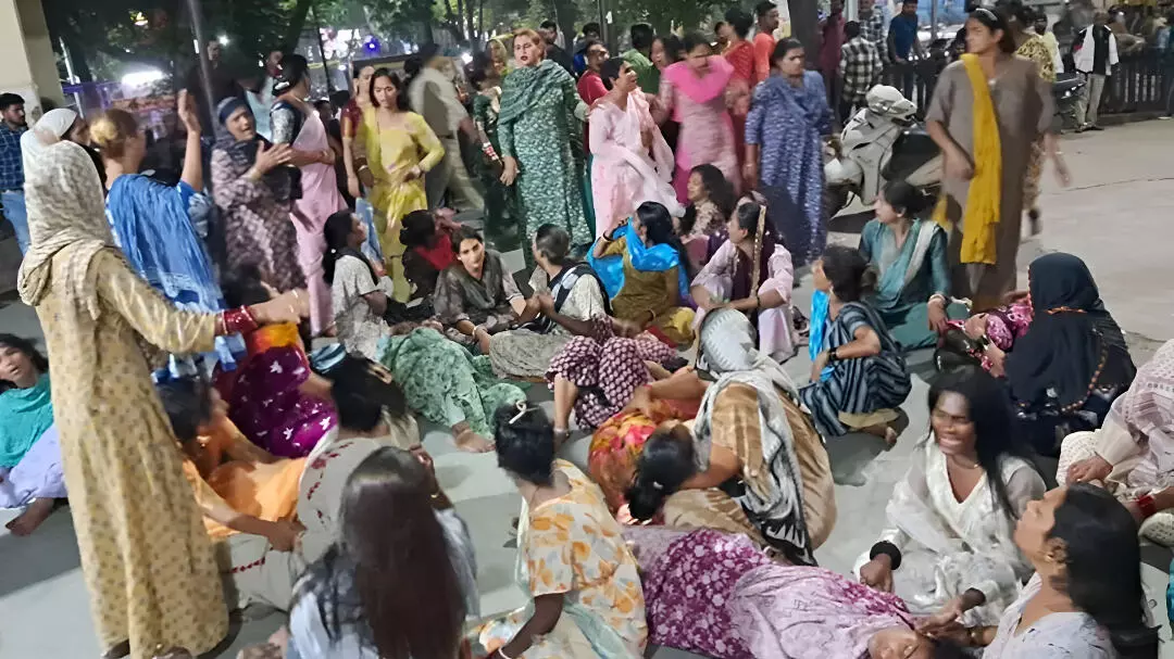 Indore Kinnar News: इंदौर में 24 किन्नरों ने एक साथ पिया जहर, कई की हालत गंभीर, जानिए विवाद की इनसाइड स्टोरी!