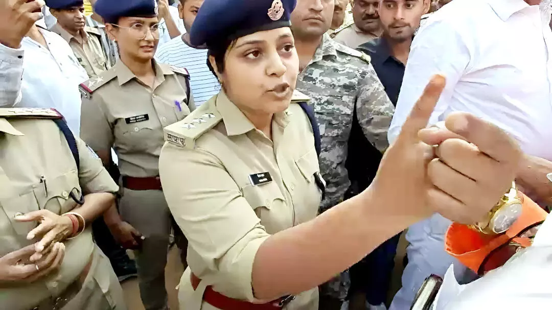 SP Hina Khan Viral Video: ग्वालियर में सिटी एसपी हिना खान ने लगाया ‘जय श्री राम’ का नारा, वीडियो हुआ वायरल, जानिए पूरी कहानी