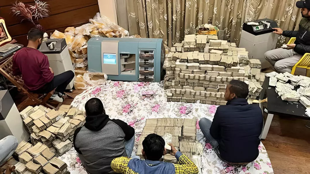 DIG भुल्लर के घर छापा: 3 बैग, 1 अटैची में मिले 5 करोड़ नोट, विदेशी शराब, लग्जरी गाड़ियां, रिवॉल्वर बरामद। नोट गिनने के लिए मंगवानी पड़ी मशीनें