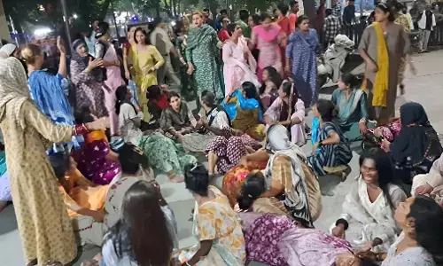 Indore Kinnar News: इंदौर में 24 किन्नरों ने एक साथ पिया जहर, कई की हालत गंभीर, जानिए विवाद की इनसाइड स्टोरी!