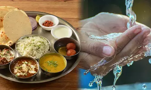 क्या आप भी थाली में खाना खाकर धोते है हाथ? तो रुक जाइये, माता लक्ष्मी हो सकती है नाराज; जानें क्या कहता है भोजन का वास्तु शास्त्र