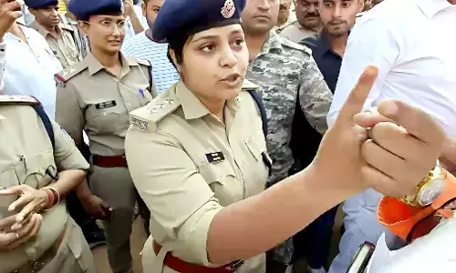 SP Hina Khan Viral Video: ग्वालियर में सिटी एसपी हिना खान ने लगाया ‘जय श्री राम’ का नारा, वीडियो हुआ वायरल, जानिए पूरी कहानी