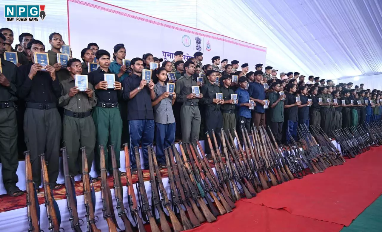CG Naxal News: ‘पूना मारगेम के तहत  210 माओवादी का सरेंडर,  रूपेश समेत  कई बड़े नक्सली भी शामिल, AK-47, SLR, INSAS रायफल समेत कई हथियार...DGP बोले...