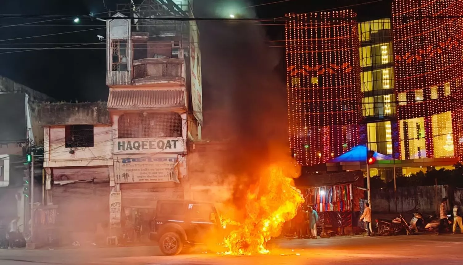 Bilaspur News: चलती थार में बीच लगी आग, थमी रफ्तार, मची अफरा तफरी