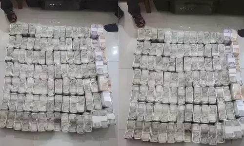 CBI Raid: रिश्वत नेटवर्क का पर्दाफाश, अफसर के घर में मिला नोटों का पहाड़! 2.62 करोड़; 9 लग्ज़री फ्लैट और महंगी घड़ियां जब्त