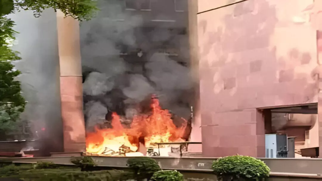 Delhi Fire: दिल्ली में सांसदों के फ्लैट में भीषण आग, कावेरी अपार्टमेंट में मचा हड़कंप, फायर ब्रिगेड की छह गाड़ियां मौके पर