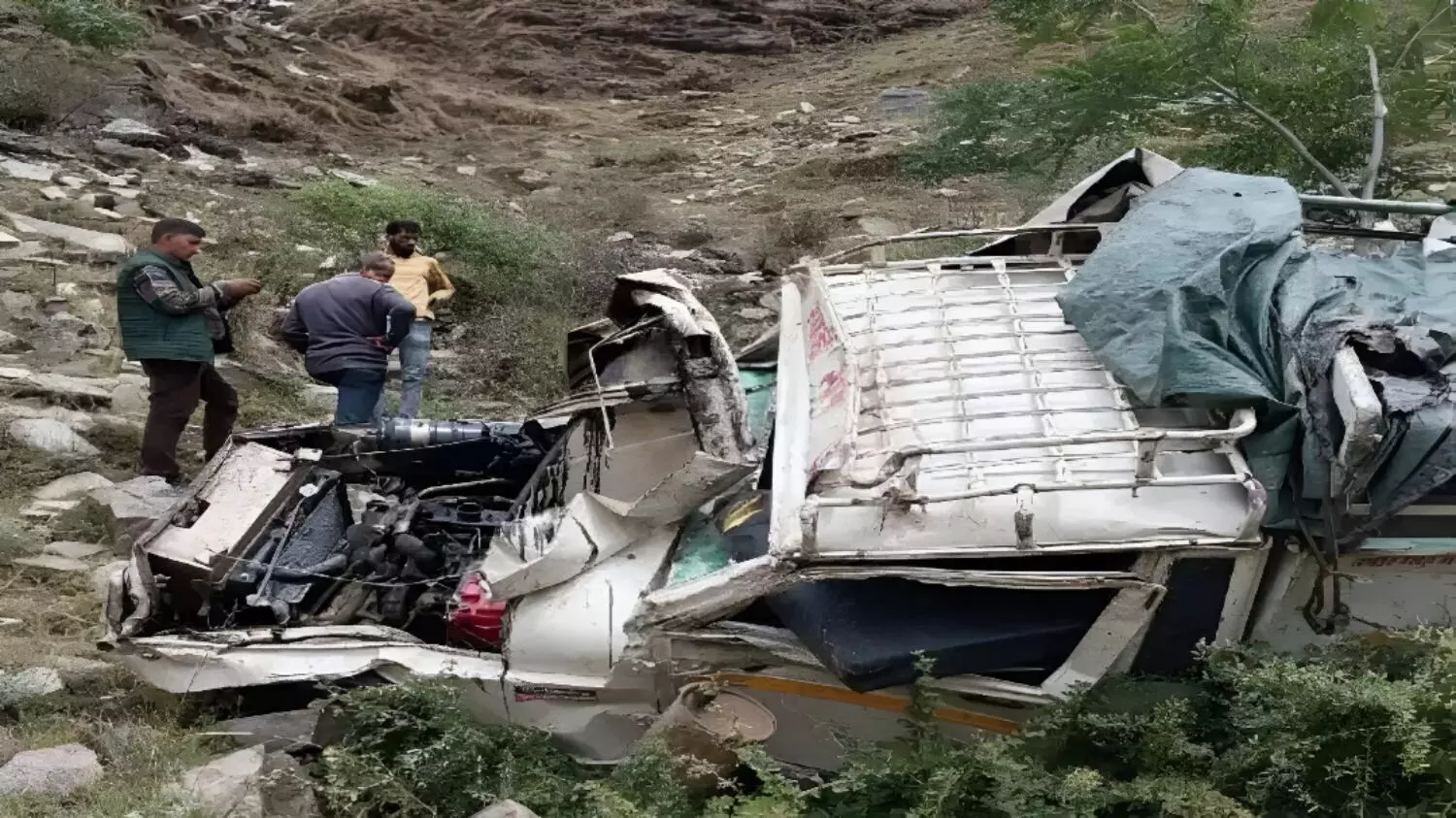 भीषण सड़क हादसा! गहरी खाई में जा गिरी श्रद्धालुओं से भरी पिकअप; चारो तरफ मची चींख-पुकार; हादसे में 8 की हुई मौत, कई घायल