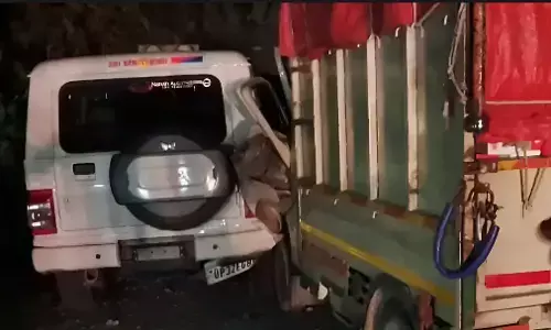Sultanpur accident: सुलतानपुर-प्रयागराज हाईवे पर सड़क हादसा, तेज रफ्तार मैजिक की टक्कर से हेड कॉन्स्टेबल की मौत