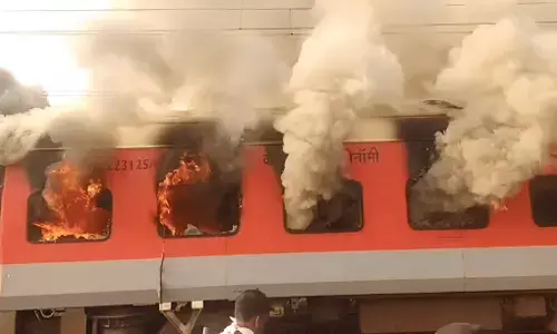 अभी-अभी धनतेरस पर हादसा: गरीब रथ ट्रेन में लगी भीषण आग, महिला झुलसी, 19 नंबर बोगी में फायर, यात्रियों ने भागकर बचाई जान