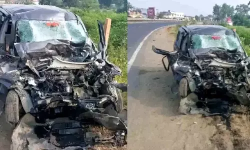 देर रात भीषण सड़क हादसा! कंटेनर से जा टकराई कार के उड़े परखच्चे; 3 होनहार युवाओं की मौत..एक घायल