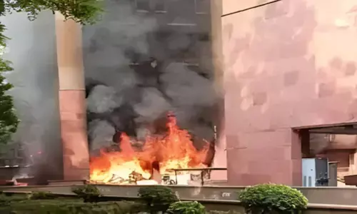 Delhi Fire: दिल्ली में सांसदों के फ्लैट में भीषण आग, कावेरी अपार्टमेंट में मचा हड़कंप, फायर ब्रिगेड की छह गाड़ियां मौके पर
