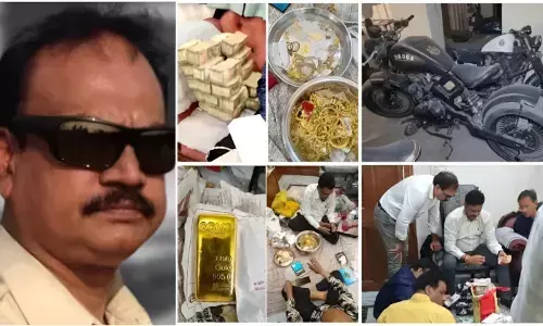 आदमी है की धन कुबेर! रिटायर्ड अधिकारी के घर से निकला 25 करोड़ का खजाना; सोने-चांदी और लग्जरी गाड़ियों समेत अफरात कैश