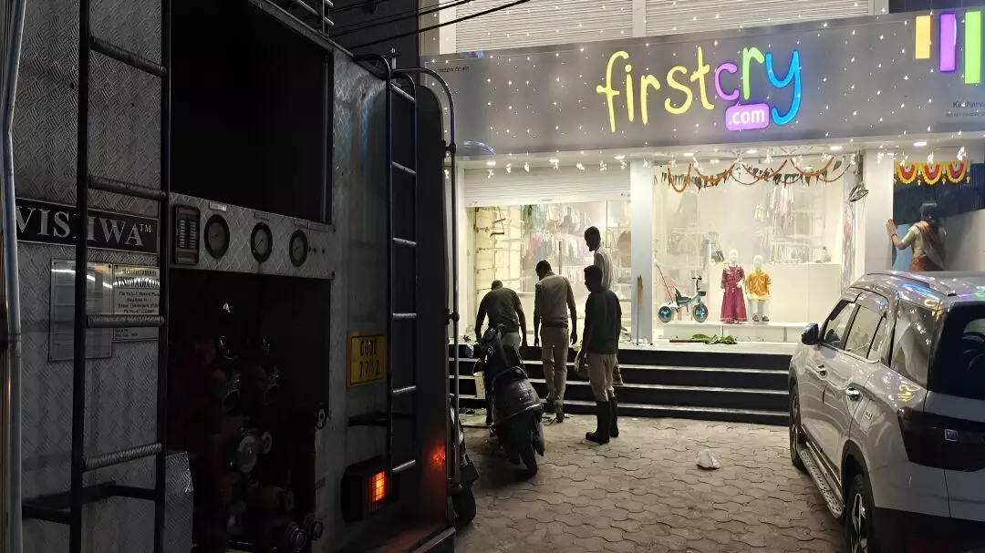 Raipur Fire Breaking: रायपुर पंडरी मार्केट में First Cry दुकान में लगी आग, मची अफरा-तफरी