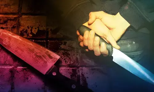 बुजुर्ग महिला पर दिनदहाड़े चाकू से हमला: बच्चों को डांटने पर नाराज पिता ने वारदात को दिया अंजाम, CCTV में कैद हुई घटना, जानिये पूरा विवाद?