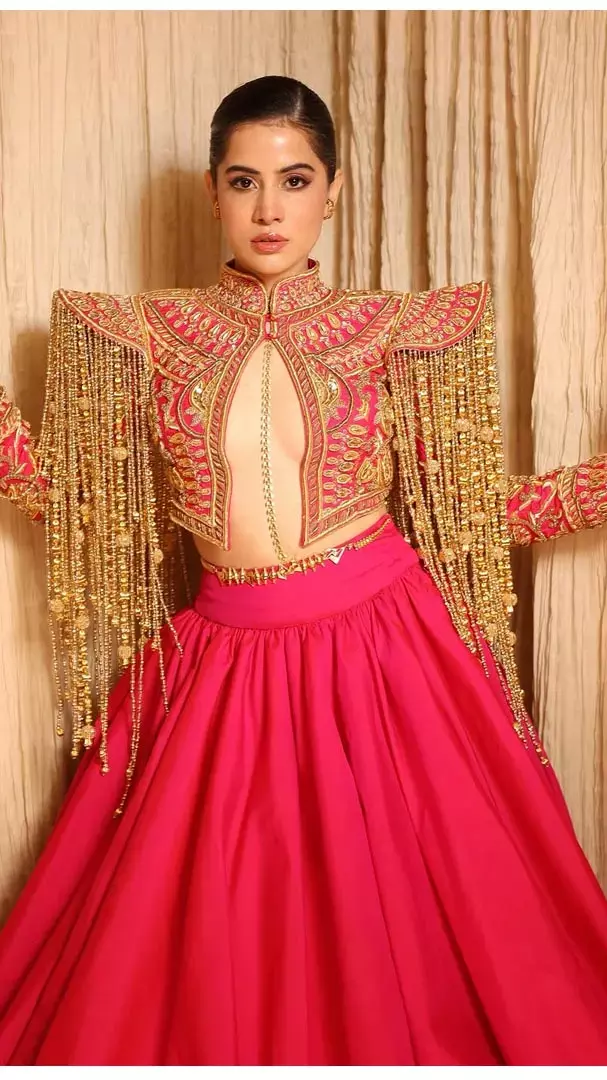 गोल्डन और पिंक ड्रेस में छाई फैशन क्वीन Urfi Javed, देखिए नई फोटोशूट