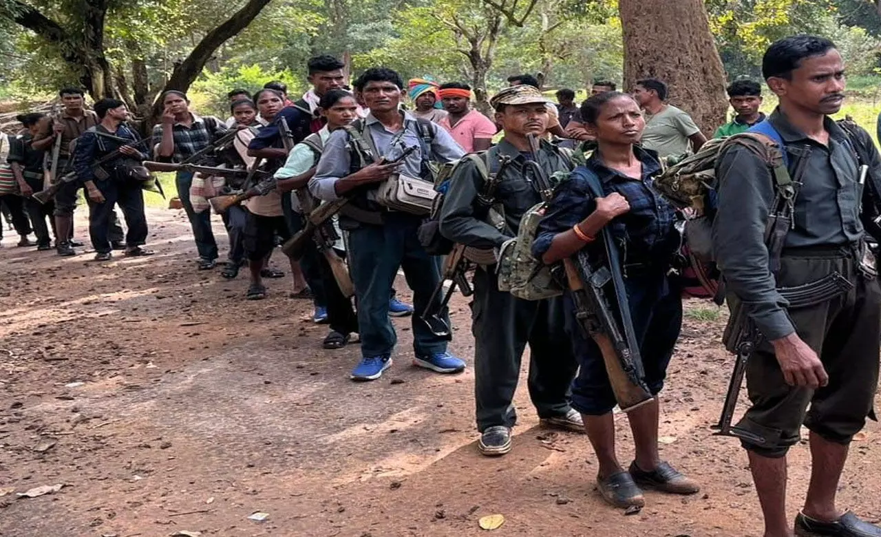 Bastar Naxal Surrender: 21 नक्सलियों का 18 हथियार के साथ सरेंडर, इनमें 13 महिलाएं भी शामिल