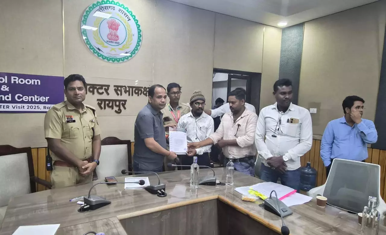 CG truck Strike News: ट्रक हड़ताल स्थगित, रायपुर कलेक्टर से बातचीत के बाद ट्रक हड़ताल हुई समाप्त...