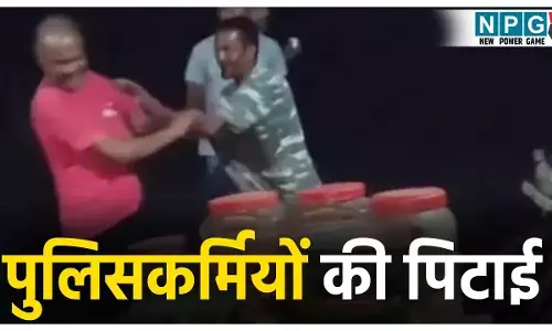 Wadrafnagar Police News: पुलिस चौकी के सामने पुलिसकर्मियों की पिटाई... नशे में धुत ASI और कॉन्स्टेबल को बदमाशों ने खदेड़-खदेड़ कर पीटा, वीडियो हुआ वायरल