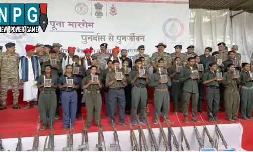 CG Naxalite Surrender News: 21 नक्सलियों ने हथियार के साथ किया आत्मसमर्पण: रेड कारपेट बिछाकर किया गया स्वागत
