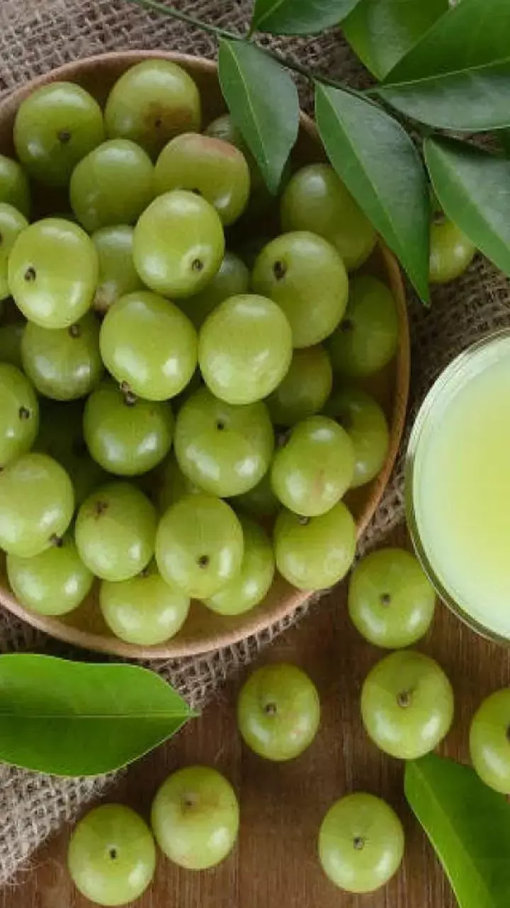Amla Aur Haldi Pani Pine Ke Fayde: रोज सुबह खाली पेट आंवले और हल्दी का पानी पीने से क्या होता है?