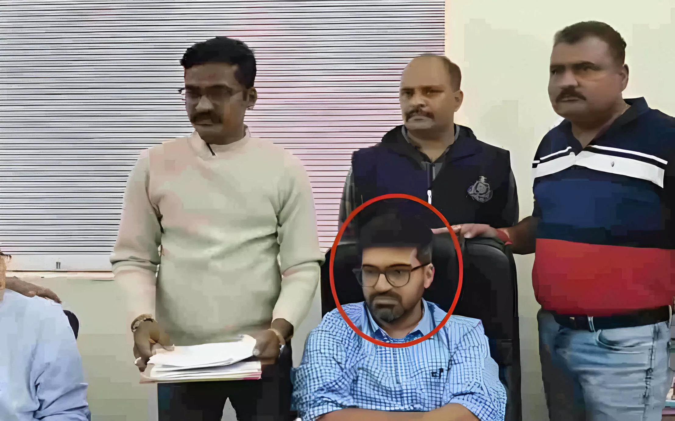 Dewas bribery case: नायब तहसीलदार रिश्वत लेते रंगे हाथों गिरफ्तार, केस निपटाने के लिए मांगे थे 15 हजार, जानिए पूरा मामला!