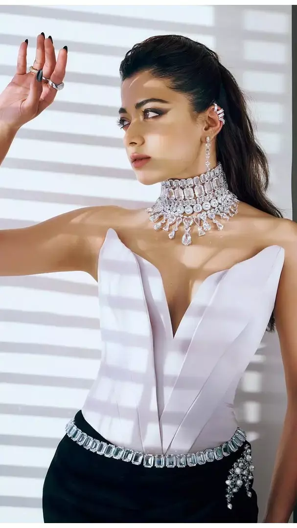 ऑफ शेल्डर ड्रेस में Rashmika Mandanna का बोल्ड लुक, हीरे के गहने पहन ढाया कहर...