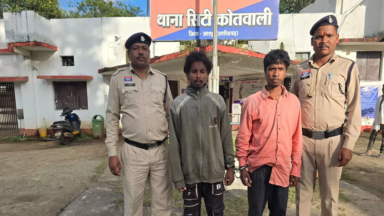 Jashpur Murder News: युवक की रॉड और चाकू मारकर हत्या: फिर पेट्रोल डालकर जला दिया शव, एक नबालिग सहित तीन गिरफ्तार