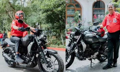 CM Sai Bike Ride: CM विष्णुदेव साय की स्टाइलिश एंट्री, बाइक चलाकर दिया सेफ ड्राइविंग का संदेश, रायपुर में होगा MRF नेशनल सुपरक्रॉस चैम्पियनशिप 2025