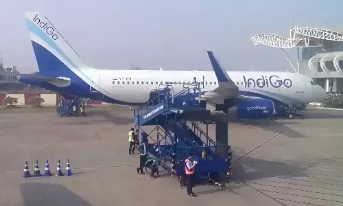 Raipur Airpor  Emergency Landing: हजारों फिट की ऊंचाई पर इंडिगो फ्लाइट में यात्री की मौत, पढ़ें क्यों रायपुर एयरपोर्ट पर करानी पड़ी इमरजेंसी लैंडिंग?
