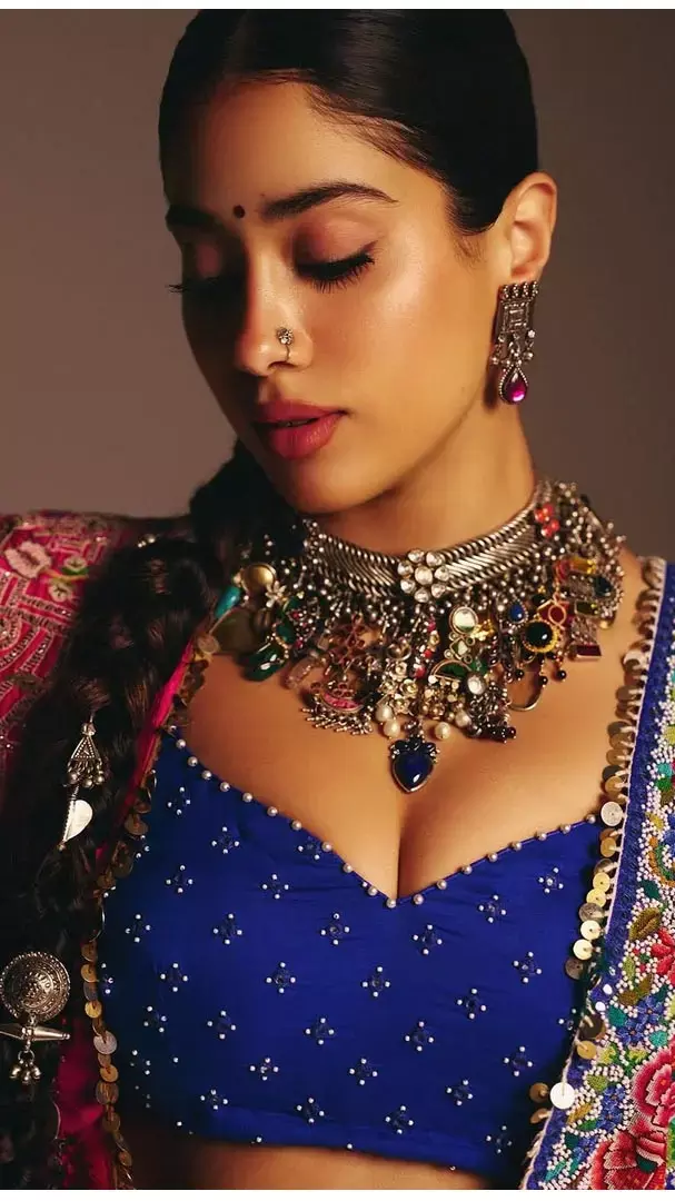 ब्लू लहंगे में दिलकश अदाओं से Janhvi Kapoor ने इंटरनेट पर मचाया तहलका