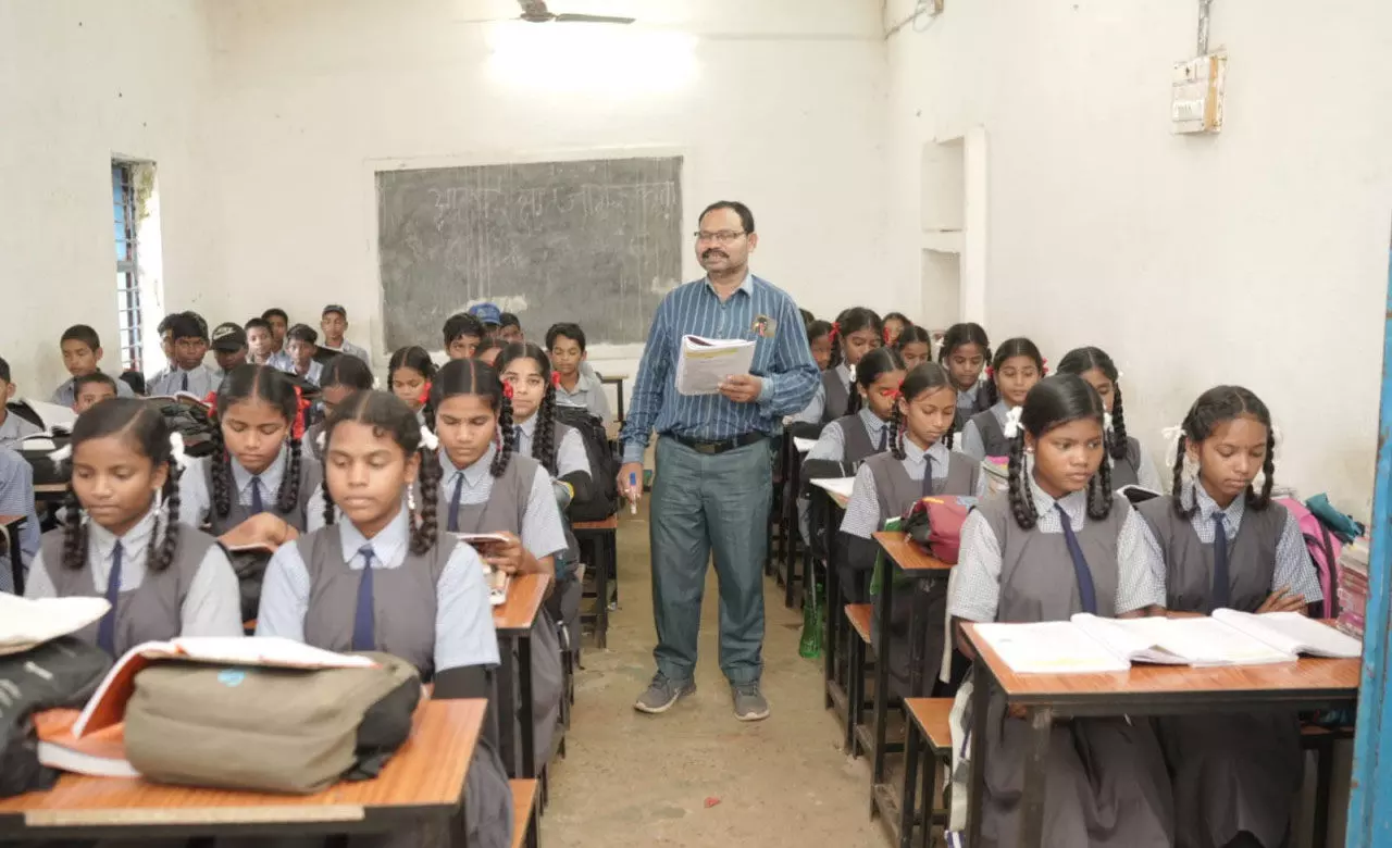 CG Rationalization News: युक्तियुक्तकरण नीति से छात्रों तक पहुँच रही शिक्षकों की विशेषज्ञता का लाभ, शिक्षक के आने से हिंदी विषय में बढ़ी विद्यार्थियों की रुचि...