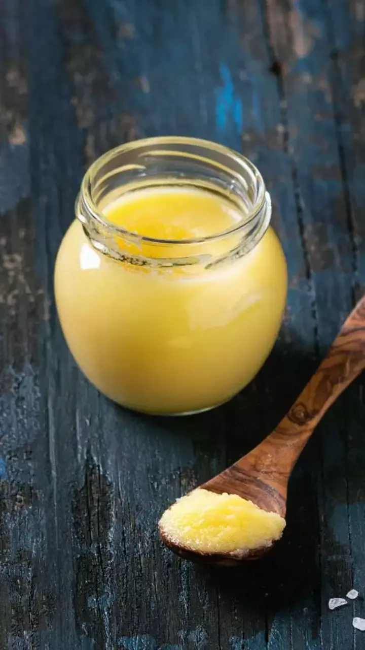 Garam Pani Me Ghee Pine Ke Fayde: एक चम्मच देसी घी से होंगे अनेक फायदे, महिलाओं के लिए वरदान, पढ़ें डिटेल...