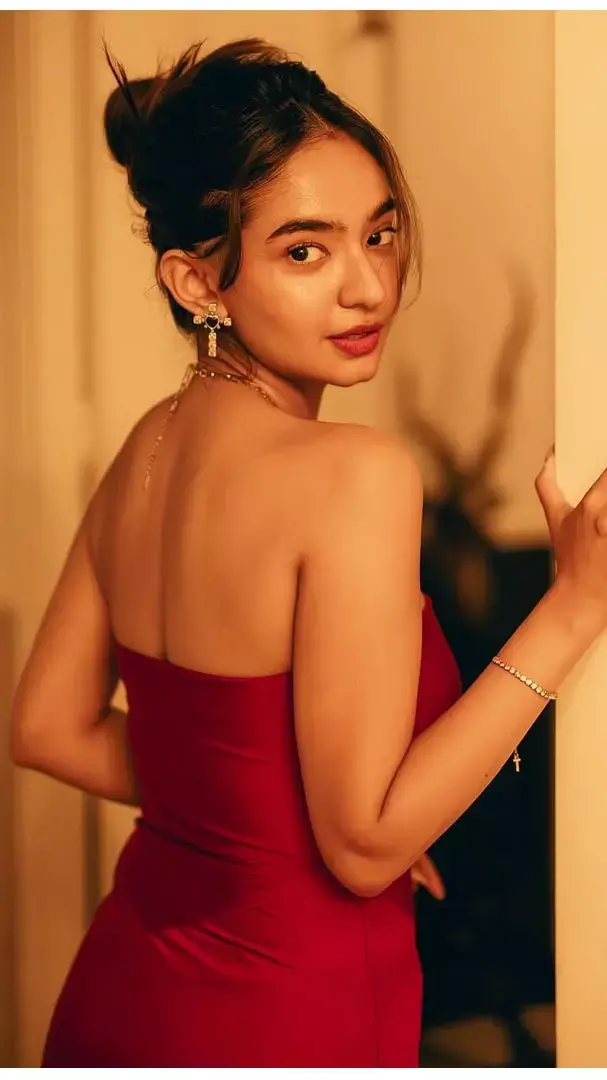 रेड ऑफ शोल्डर आउटफिट में Anushka Sen का किलर लुक हुआ वायरल...