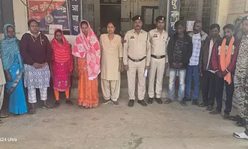 Jashpur News: पत्नी की मौत से दुखी ASI ने घर घुसकर महिला को पीटा...टोनही का आरोप लगाकर बाल पकड़कर घर से घसीटा, बोला-मेरी पत्नी को जिंदा कर... पुलिसकर्मी समेत 8 गिरफ्तार...