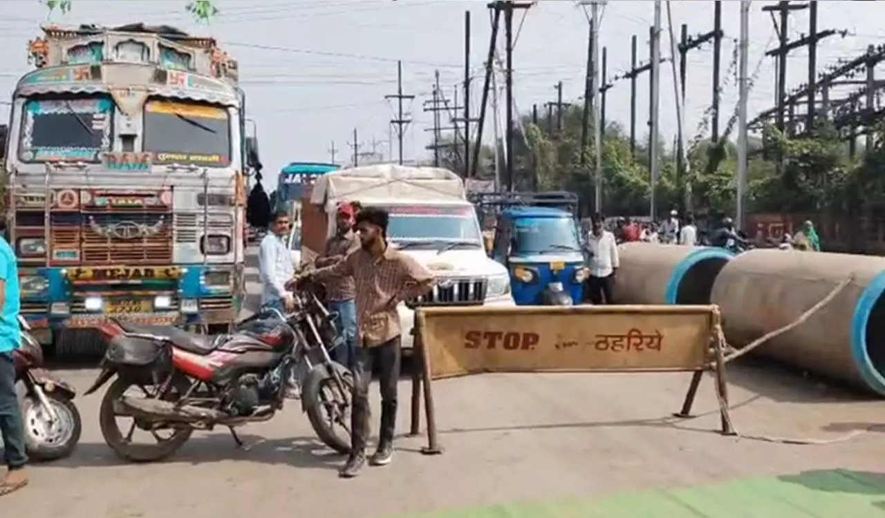 Raipur News: पानी भरे गड्ढे में डूबने से दो भाईयों की मौत, आक्रोशित लोगों ने किया चक्काजाम...मुआवजा और बिल्डर के खिलाफ FIR की मांग