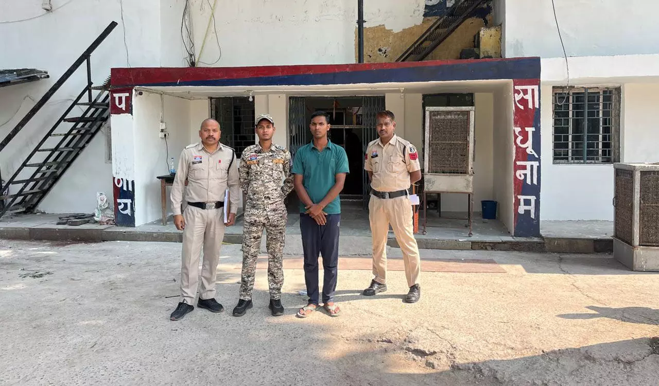 Raigarh News: कियोस्क संचालक गिरफ्तार, खाते से पैसे निकालने के नाम पर ऐसे दिया धोखाधड़ी की घटना को अंजाम, मुआवजा राशि का गबन...