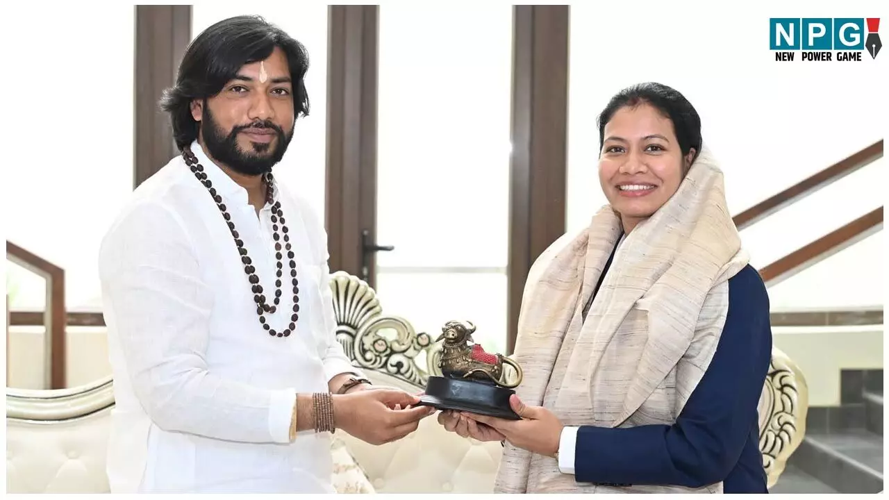 Guru Khushwant Saheb and Akanksha Satyavanshi: भारतीय महिला क्रिकेट टीम की फिजियोथैरेपिस्ट आकांक्षा सत्यवंशी ने की अनुसूचित जाति मंत्री एवं सतनामी समाज के गुरु खुशवंत साहेब से सौजन्य मुलाकात...